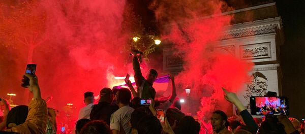 Des Algériens en liesse sur les Champs-Élysées pour fêter la qualification pour la finale de la CAN - Sputnik Afrique
