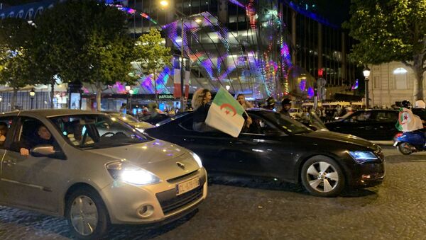 Des Algériens en liesse sur les Champs-Élysées pour fêter la qualification pour la finale de la CAN - Sputnik Afrique