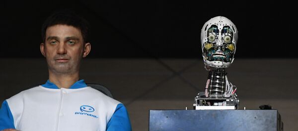 Lors du Forum Skolkovo Robotics, on présent un robot Compagnon - Sputnik Afrique