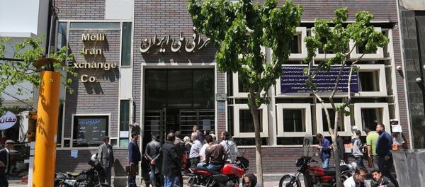 Les gens se rassemblent devant un bureau de change à Téhéran - Sputnik Afrique