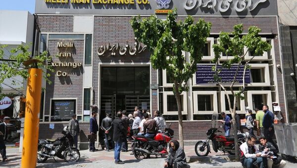 Les gens se rassemblent devant un bureau de change à Téhéran - Sputnik Afrique