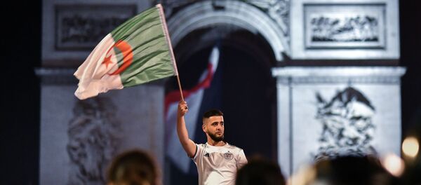 Des Algériens à Paris - Sputnik Afrique