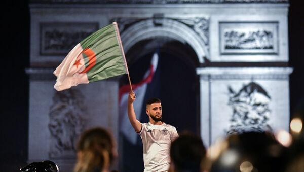 Des supporteurs algériens le 15 juillet à Paris - Sputnik Afrique