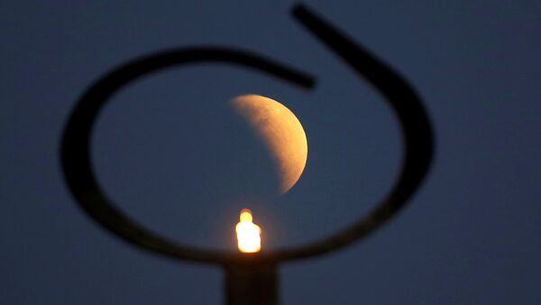 L’éclipse lunaire partielle admirée dans plusieurs pays
 - Sputnik Afrique