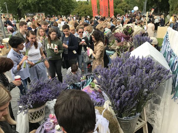 Que pensent les Russes de la France et des Français? Tour d’horizon auprès de Moscovites - vidéo - Sputnik Afrique