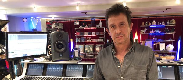 Éric Serra dans son studio - Sputnik Afrique