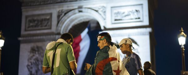 Des supporters algériens près de l'Arc de Triomphe après le match Algérie-Nigéria le 14 juillet - Sputnik Afrique