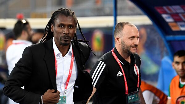 Les coachs Aliou et Djamel Belmadi ensemble à la CAN 2019 au Caire - Sputnik Afrique
