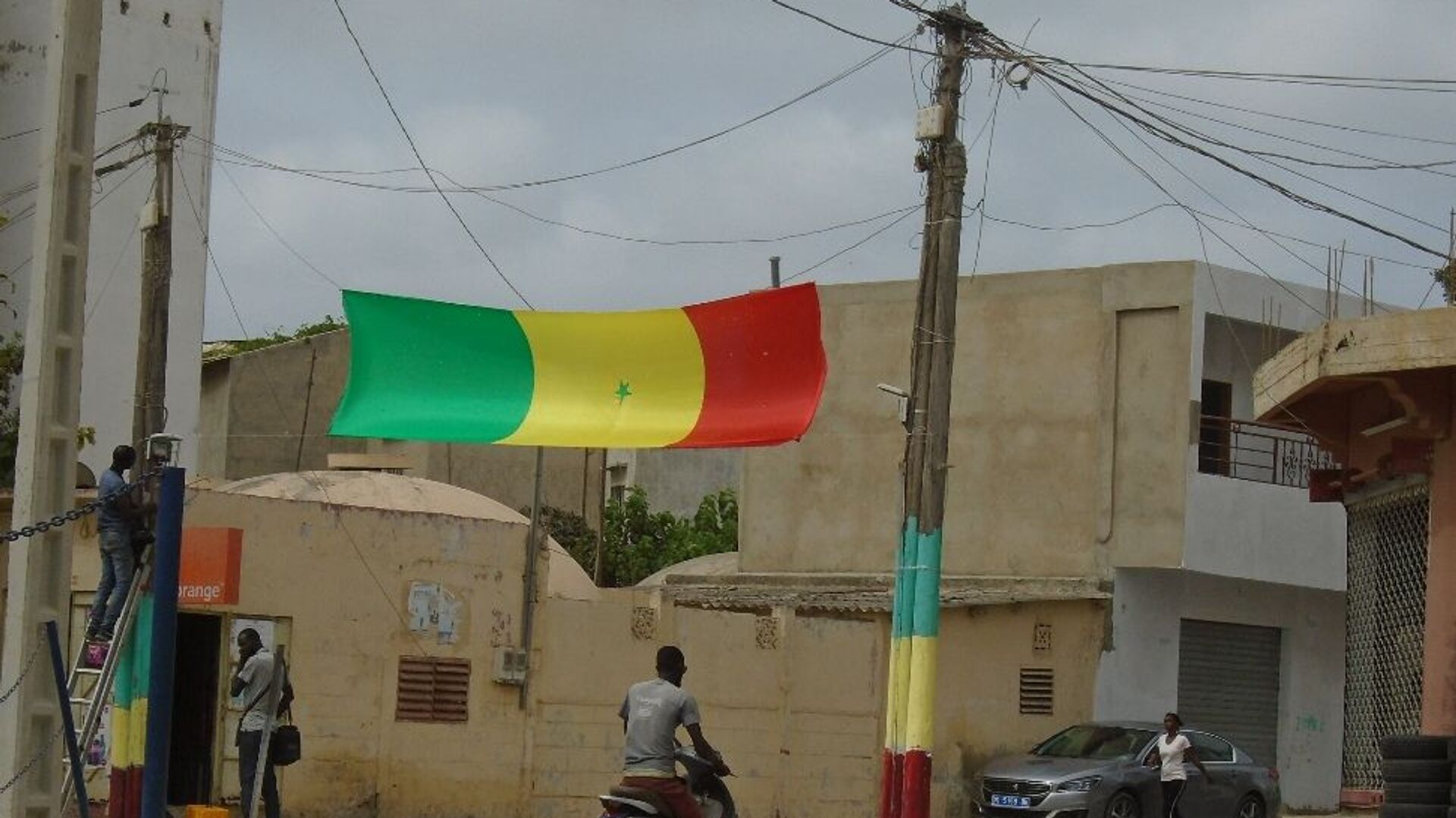 Une rue de Dakar, le vendredi 19 juillet 2019, avant le coup d’envoi du match Sénégal-Algérie, finale de la Coupe d’Afrique des Nations (CAN) 2019. - Sputnik Afrique, 1920, 04.03.2022
