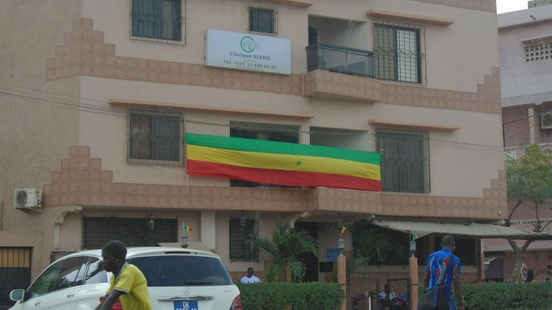Un drapeau sénégalais ne répondant pas à la norme, vu à Dakar, le vendredi 19 juillet 2019, avant le coup d’envoi du match Sénégal-Algérie, finale de la CAN. - Sputnik Afrique, 1920, 28.04.2023