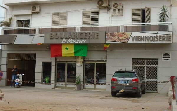 Devanture d’une boulangerie à Dakar, le vendredi 19 juillet 2019, avant le coup d’envoi du match Sénégal-Algérie, finale de la CAN. - Sputnik Afrique