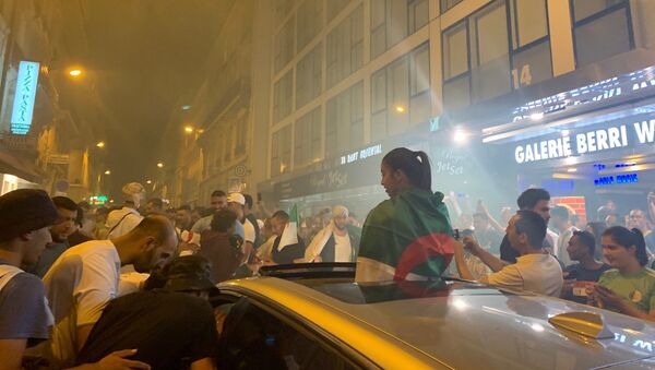Une rue de Paris après la victoire de l'Algérie en finale de la CAN - Sputnik Afrique