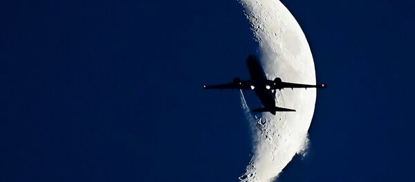 Самолет на фоне Луны - Sputnik Afrique