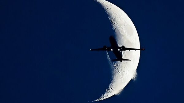 Самолет на фоне Луны - Sputnik Afrique