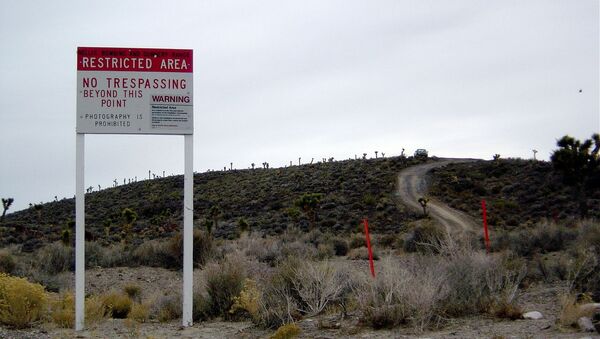 Plakate mit Warnung am Eingang in die US-Militärbasis Area 51 (Archivbild) - Sputnik Afrique