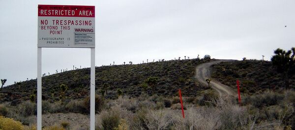 Plakate mit Warnung am Eingang in die US-Militärbasis Area 51 (Archivbild) - Sputnik Afrique