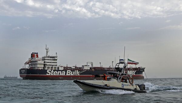 A picture taken on July 21, 2019, shows Iranian Revolutionary Guards patrolling around the British-flagged tanker Stena Impero as it's anchored off the Iranian port city of Bandar Abbas. - Sputnik Afrique