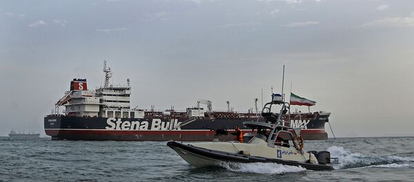 Une photo prise le 21 juillet 2019 montre des gardes de la révolution iraniens en patrouille autour du pétrolier Stena Impero, battant pavillon britannique, ancré au large de la ville portuaire iranienne de Bandar Abbas. - Sputnik Afrique