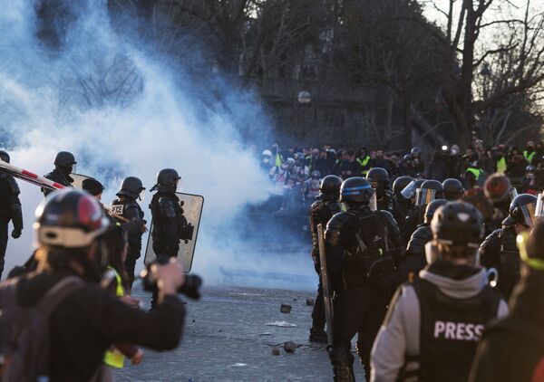 Utilisés «à des fins politiques»: gros plan sur les morts volontaires de policiers en France - vidéo - Sputnik Afrique