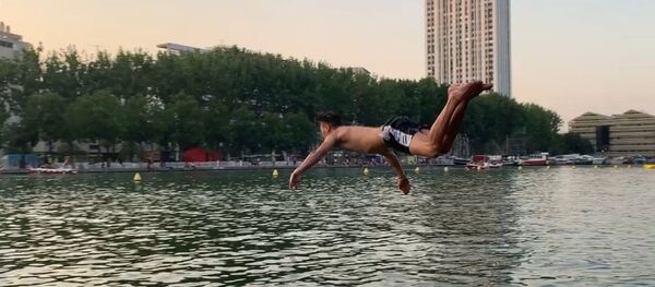 Des gens nagent pour se rafraîchir dans le canal de l'Ourcq pendant la canicule - Sputnik Afrique