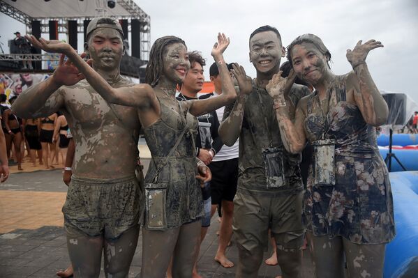Des touristes sur la plage pendant le festival de la boue dans la ville sud-coréenne de Boryeong. - Sputnik Afrique