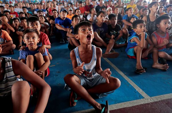 Les spectateurs observent le combat de Manny Pacquiao aux Philippines. - Sputnik Afrique