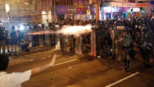 Полиция разгоняет марш за реформы в Гонконге, Китай - Sputnik Afrique