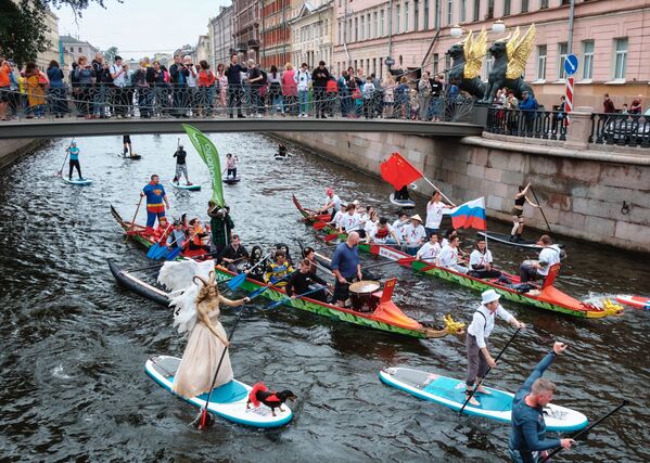 Les spectateurs observent les participants du festival international Fontanka-SUP du pont de la Banque, à Saint-Pétersbourg. - Sputnik Afrique
