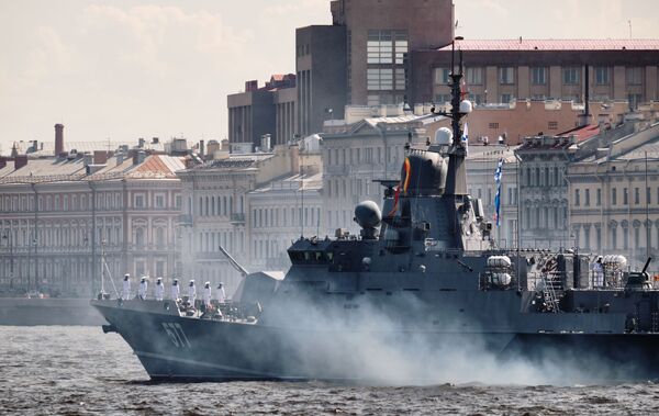 La corvette du projet 22800 Sovetsk lors des préparatifs du défilé du jour de la Marine militaire russe à Saint-Pétersbourg. - Sputnik Afrique