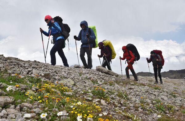 Les alpinistes escaladent l’Elbrouz depuis le secteur Dzhily-Su, en Kabardino-Balkarie. - Sputnik Afrique
