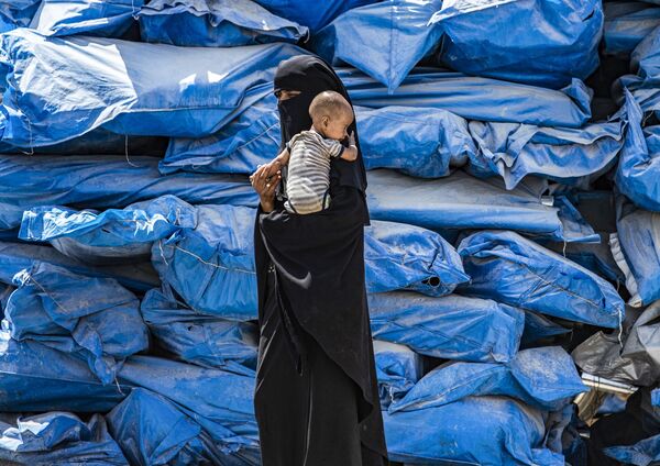 Une femme avec un enfant dans le camp d'Al-Khol en Syrie. - Sputnik Afrique
