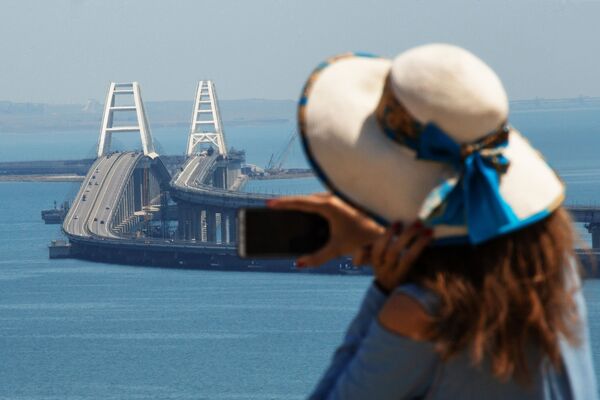 Une fille photographie le pont de Crimée. - Sputnik Afrique
