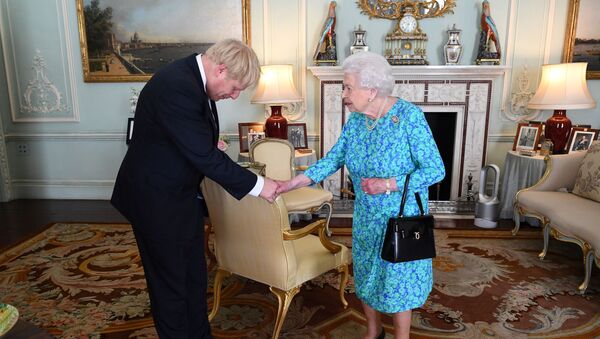 la reine Élisabeth II et Boris Johnson - Sputnik Afrique