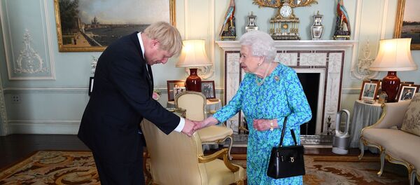 la reine Élisabeth II et Boris Johnson - Sputnik Afrique