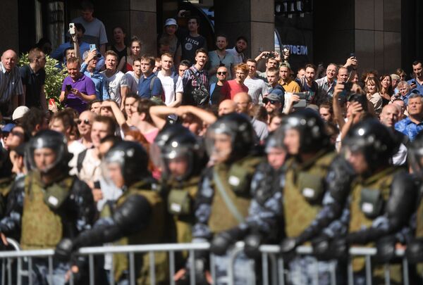 Violences policières en Russie? Ces armes de la police qui blessent, voire mutilent, en Occident  - Sputnik Afrique