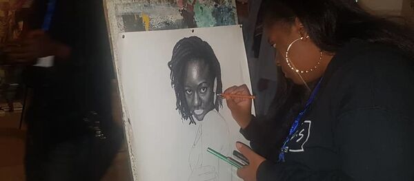 La portraitiste Nielle Assa Ouattara, 17 ans, en pleine démonstration - Sputnik Afrique
