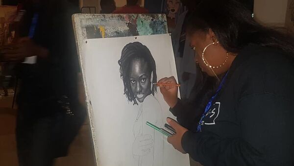 La portraitiste Nielle Assa Ouattara, 17 ans, en pleine démonstration - Sputnik Afrique
