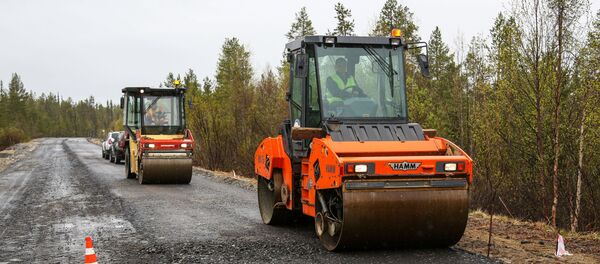 Ремонт автодороги, соединяющей Россию и Финляндию, в Мурманской области - Sputnik Afrique