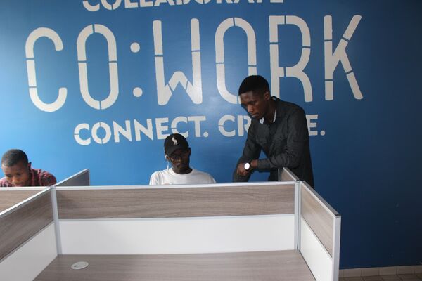 À Douala, le coworking explose sur fond de crise économique À Douala, le coworking explose sur fond de crise économique - Sputnik Afrique