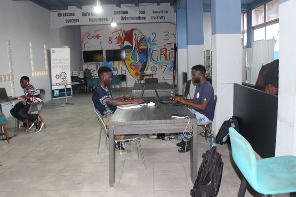 À Douala, le coworking explose sur fond de crise économique À Douala, le coworking explose sur fond de crise économique - Sputnik Afrique