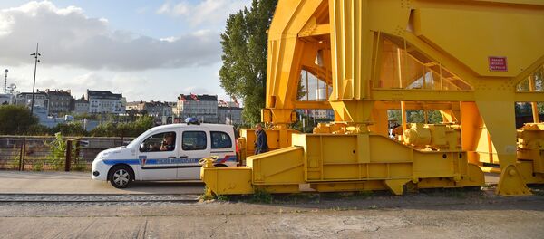 Un véhicule de police stationné près du lieu où le corps, probablement celui de Steve, a été retrouvé - Sputnik Afrique
