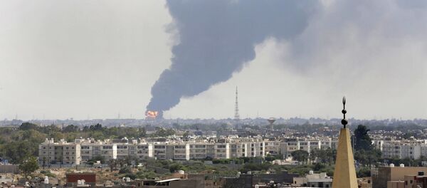 Black smoke billows over the skyline as a fire at the oil depot for the airport rages out of control after being struck in the crossfire of warring militias battling for control of the airfield, in Tripoli, Black smoke billows over the skyline as a fire at the oil depot for the airport rages out of control after being struck in the crossfire of warring militias battling for control of the airfield, in Tripoli, - Sputnik Afrique