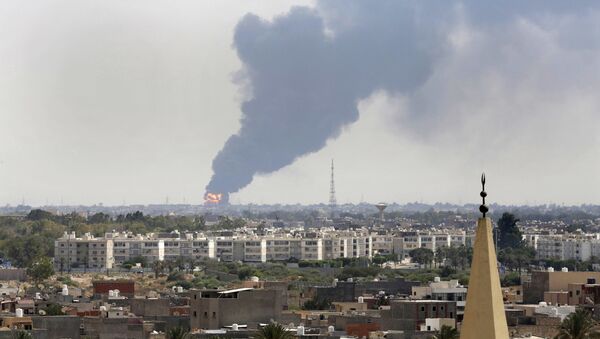 Une fumée noire jaillit sur l'horizon alors qu'un incendie au dépôt pétrolier de l'aéroport déchaînait après avoir été touché par des tirs croisés entre des milices belligérantes se battant pour le contrôle de l'aérodrome de Tripoli. - Sputnik Afrique