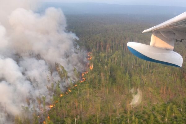 Un feu de forêt dans le district Bogushansky de la région de Krasnoïarsk photographié du bord d’un avion BE-200.  - Sputnik Afrique