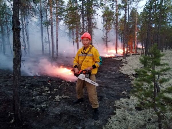 Employés du ministère iakoute de la Protection de l’environnement en train d’éteindre les feux de forêt en Iakoutie - Sputnik Afrique