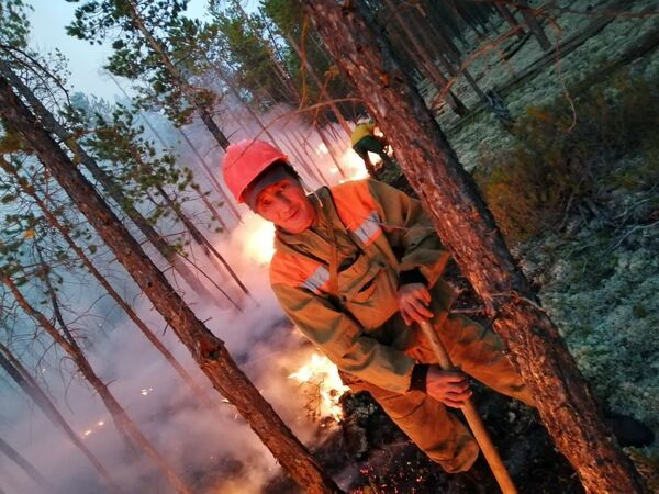 Employés du ministère iakoute de la Protection de l’environnement en train d’éteindre les feux de forêt en Iakoutie. - Sputnik Afrique