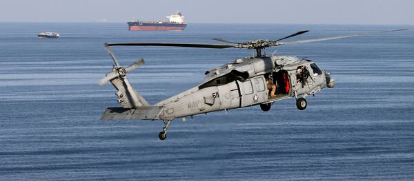 Hélicoptère de combat américain de type MH-60S lors de la patrouille au-dessus du détoit d'Ormuz - Sputnik Afrique
