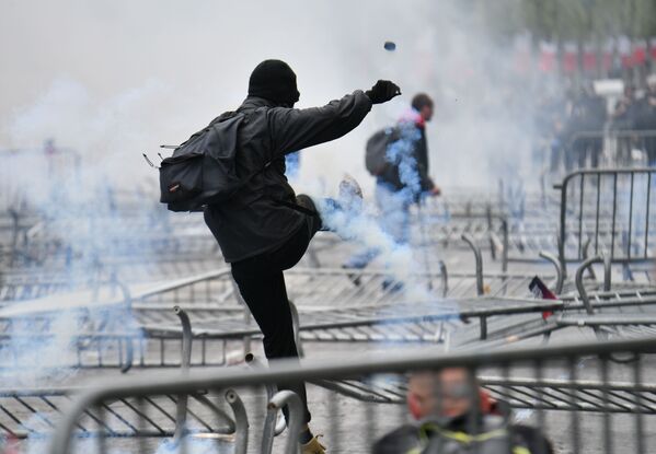 Jeune homme participant à des accrochages avec la police sur les Champs-Elysées après la tenue du défilé du 14 juillet - Sputnik Afrique