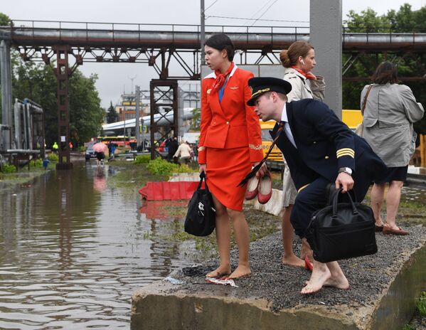 Employés de la compagnie Aeroflot durant l’inondation de l’aéroport de Chérémétiévo - Sputnik Afrique
