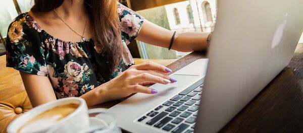 Femme devant un ordinateur  - Sputnik Afrique